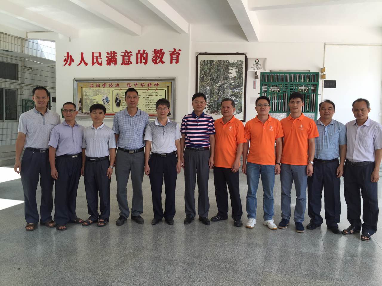 与信宜一中赖副校长等合影留念 与信宜一中赖副校长等合影留念